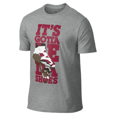 Camiseta Jordan "It's Gotta Be Da Shoes" (063/gris/carmín)