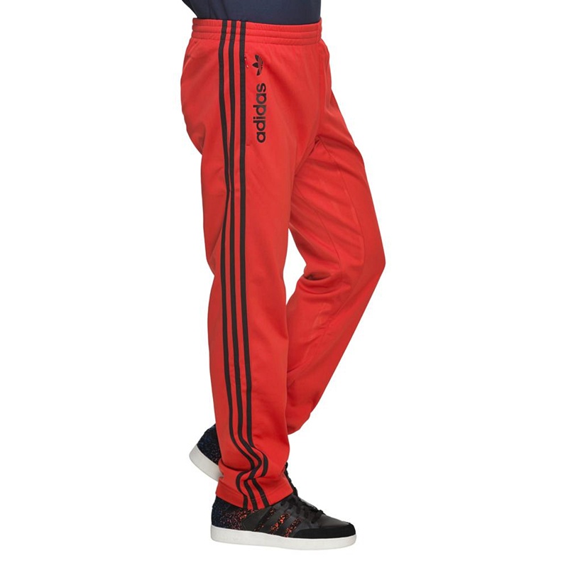Estrella nombre Isla Stewart Adidas Originals Pantalón Adicolor Street Diver Track (rojo/negr